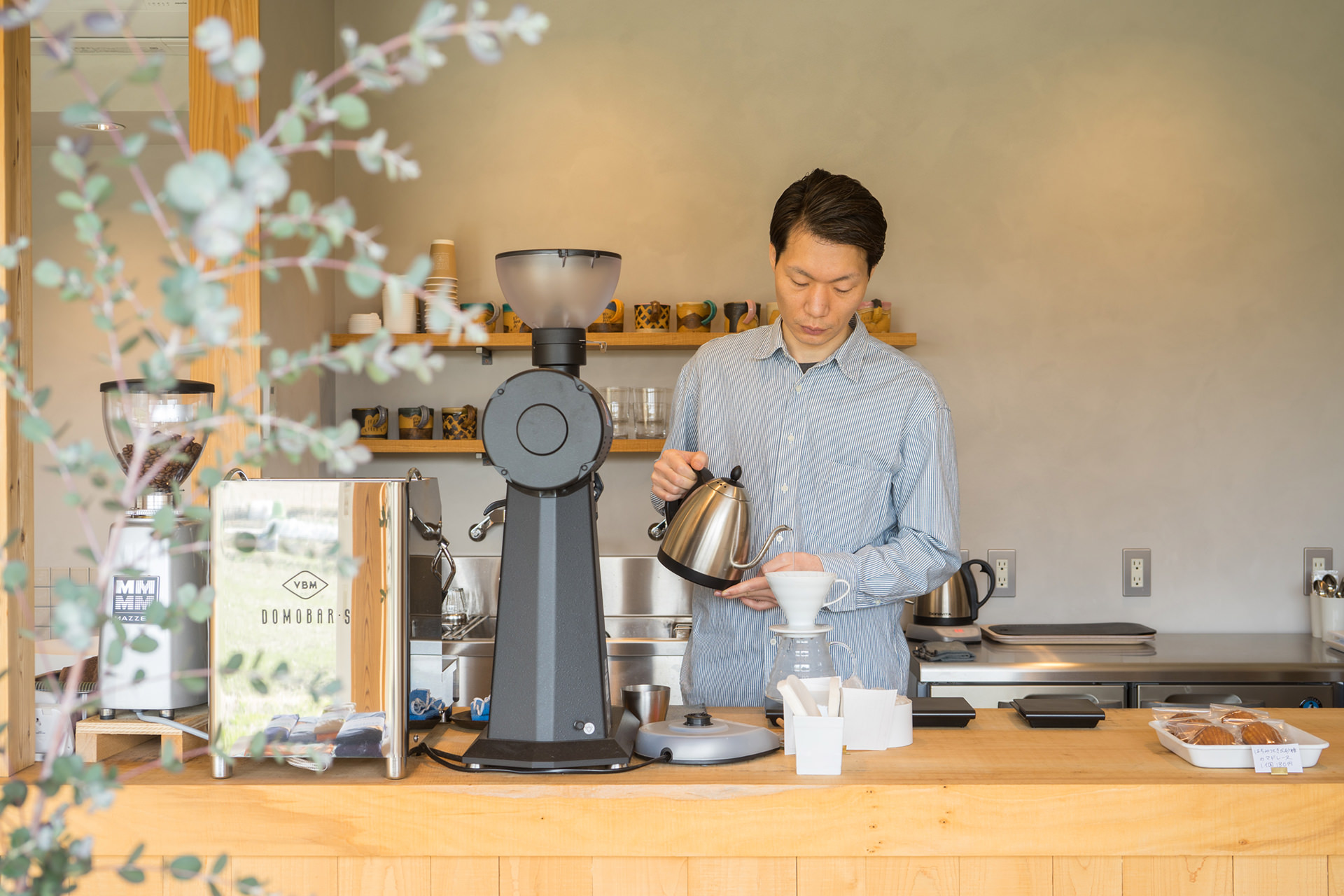 コーヒーを淹れるバリスタ