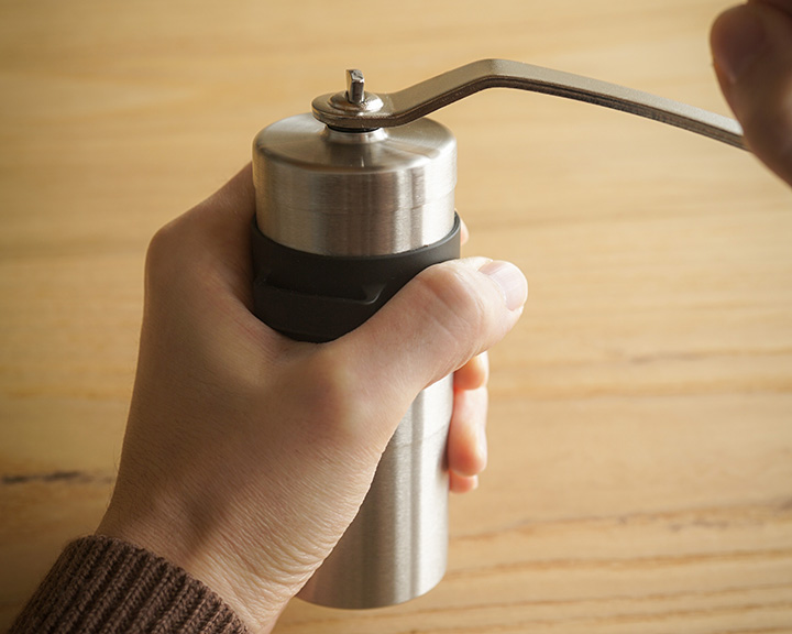 コーヒーミルで豆を挽く