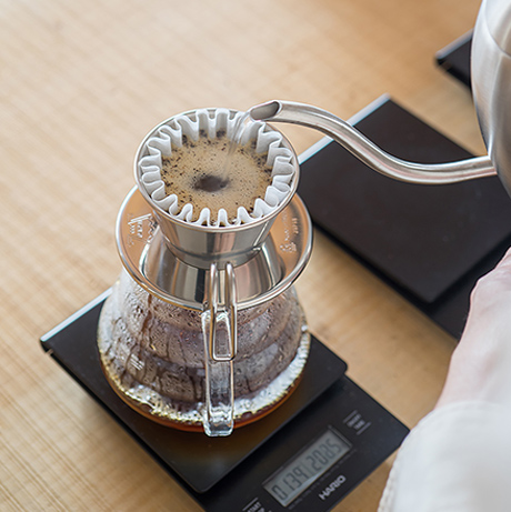コロンビア・エルディビソ農園の希少なコーヒー豆を贅沢に使用したハンドドリップコーヒー。